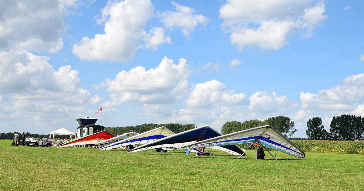 Deltavliegers bij Aero Club Salland te Lemelerveld