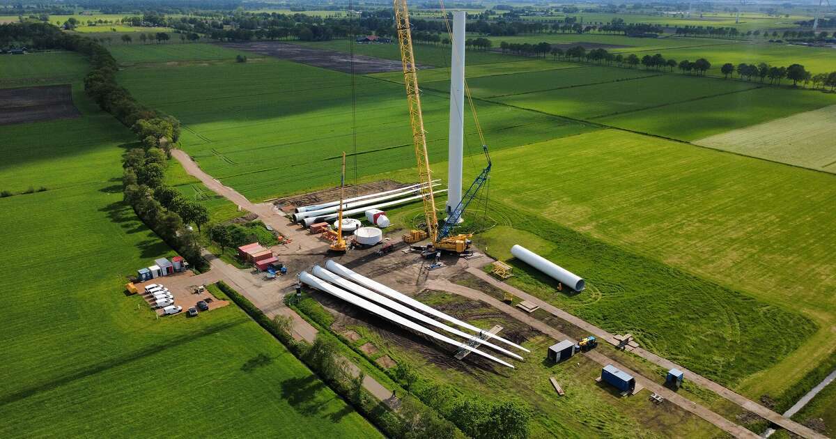 Beelden windturbine, nieuwe rotorbladen zijn ter plaatse