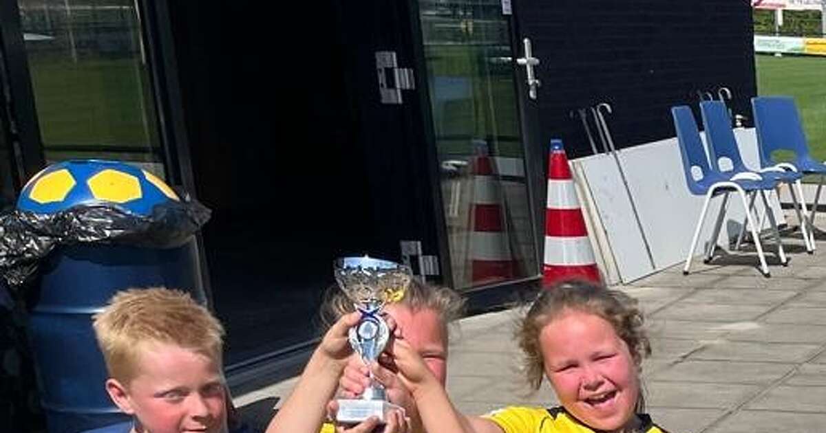 Tweemaster wint schoolkorfbaltoernooi.