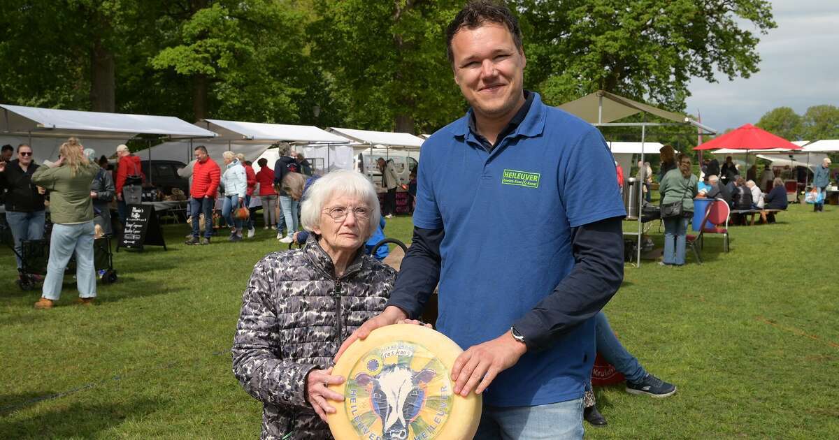 Eerste graskaas van 2026 feestelijk aangesneden op Boerenmarkt Vilsteren