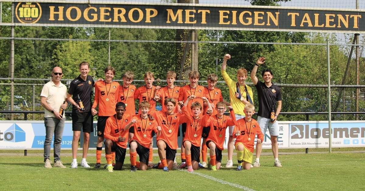 S.V. Nieuwleusen JO15-1 kampioen