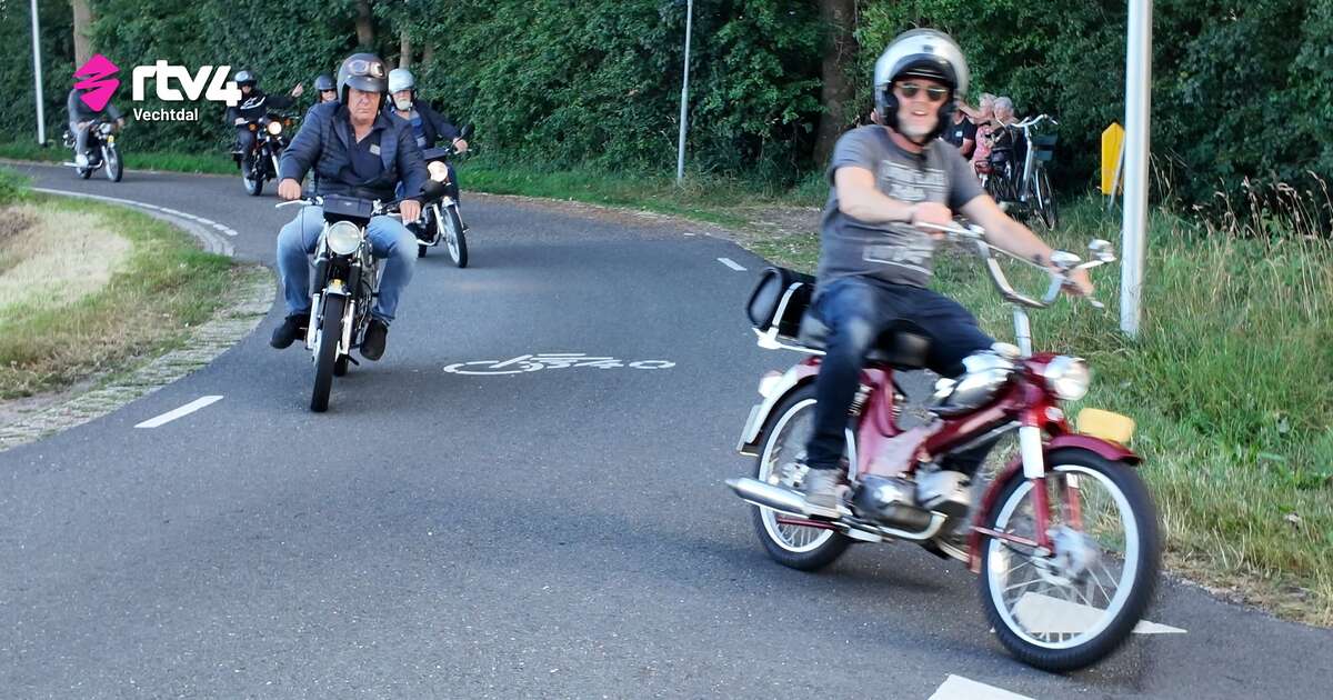 Veel brommers rijden de oldtimer bromfietsrit vanuit Dalfsen