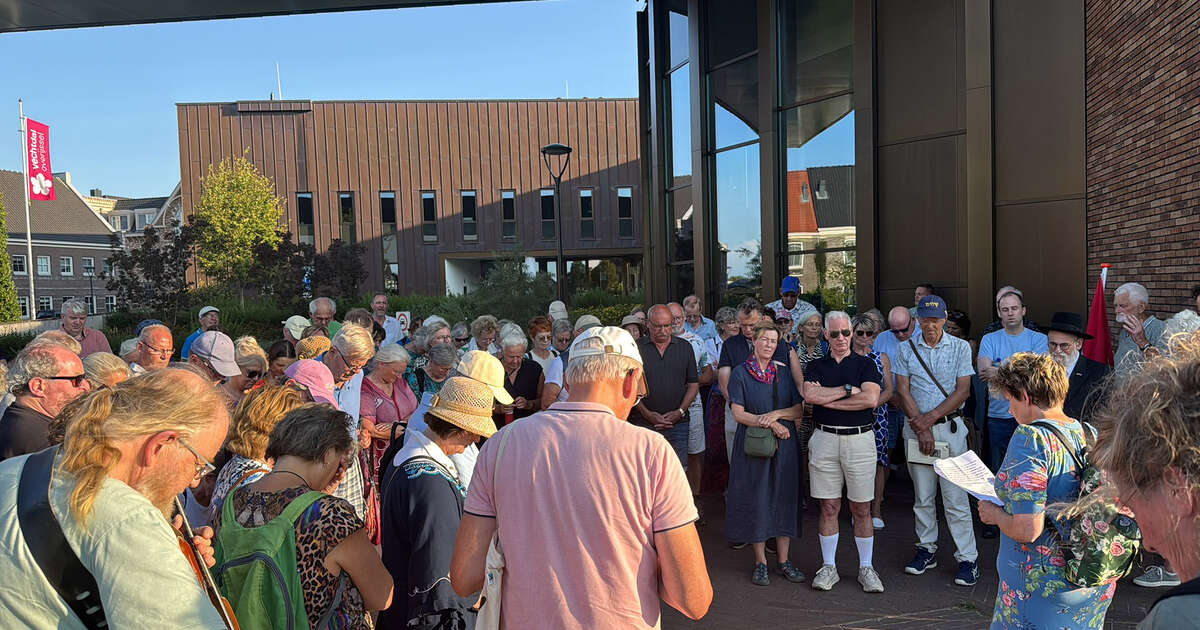 Eerbiedwaardige Solidariteitswandeling in centrum van Dalfsen