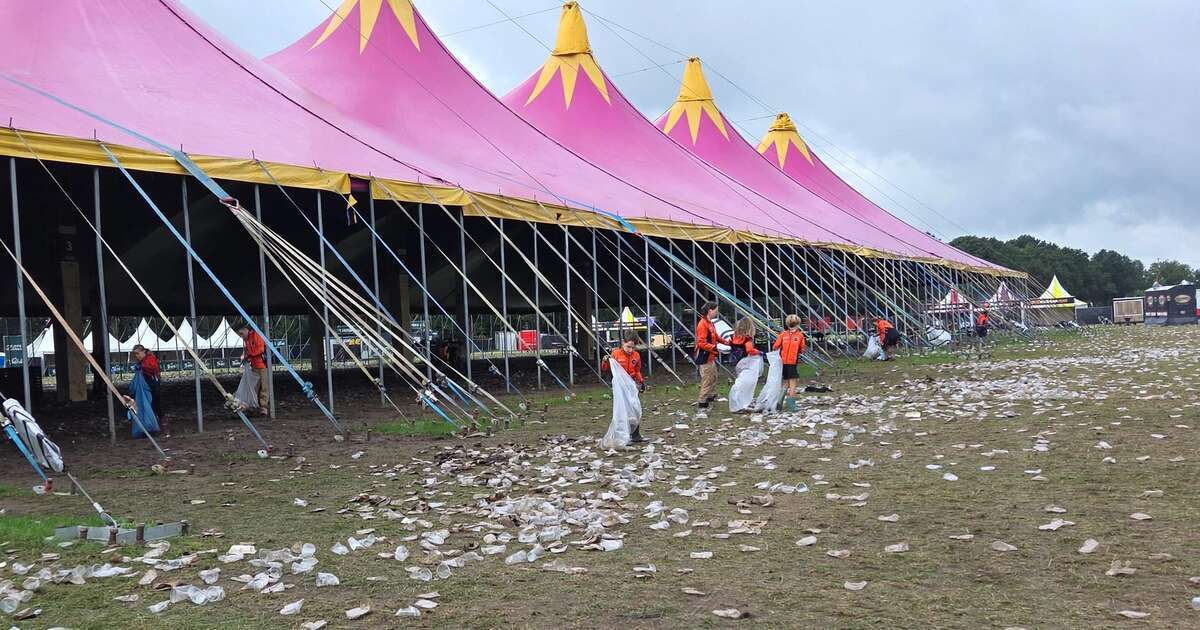 Leden van De Stokvisdennen ruimen op na optreden van Normaal