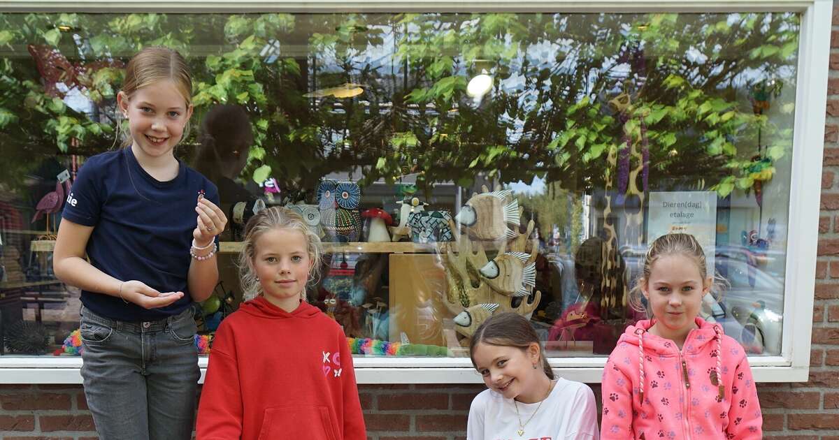 Kinderen etaleren Wereldwinkel voor Dierendag