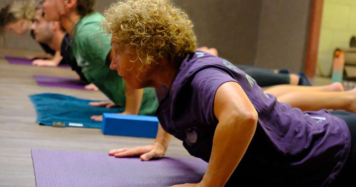 Grannies on Waves rollen yogamat uit in Dalfsen