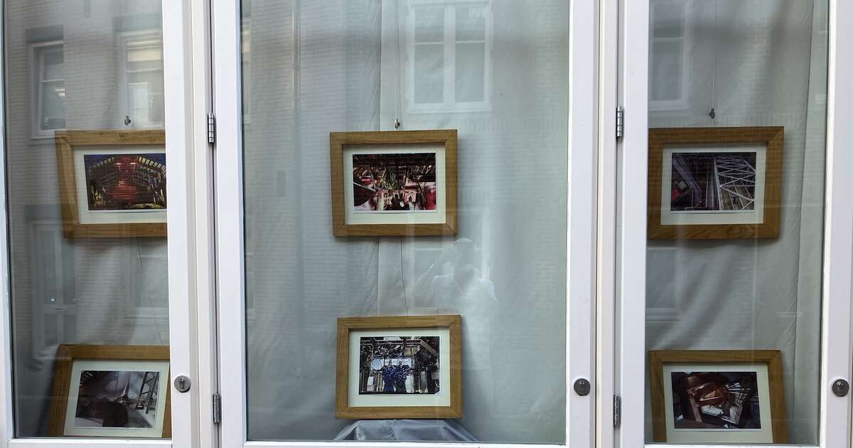 Mogelijkheid voor nieuwe exposities in vitrine AH Dalfsen