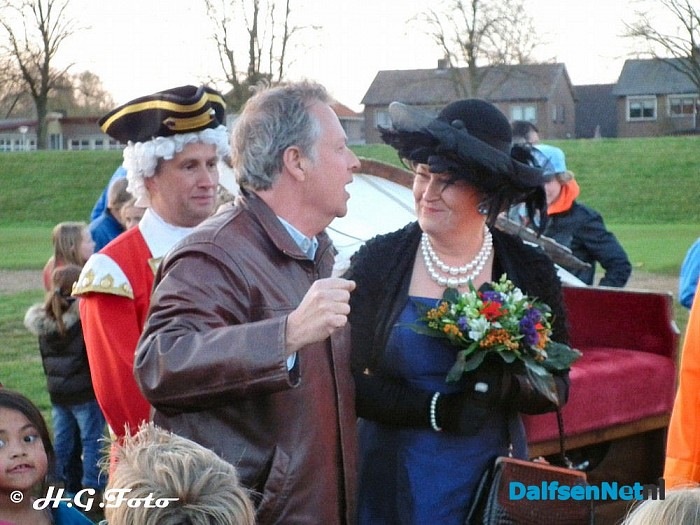 Burgemeester ontvangt de Koningin. - Foto: H.G. Foto