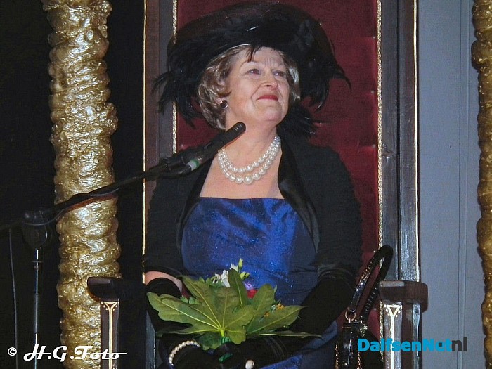 Burgemeester ontvangt de Koningin. - Foto: H.G. Foto