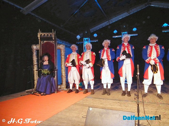 Burgemeester ontvangt de Koningin. - Foto: H.G. Foto