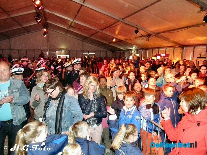 Burgemeester ontvangt de Koningin. - Foto: H.G. Foto