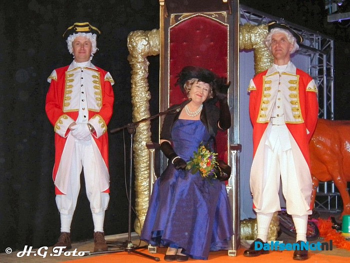 Burgemeester ontvangt de Koningin. - Foto: H.G. Foto