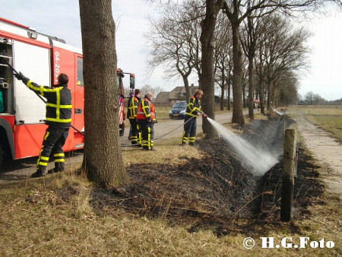Twee bermbranden in Nieuwleusen. - Foto: Robert Bril