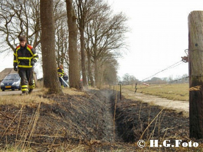 Twee bermbranden in Nieuwleusen. - Foto: Robert Bril