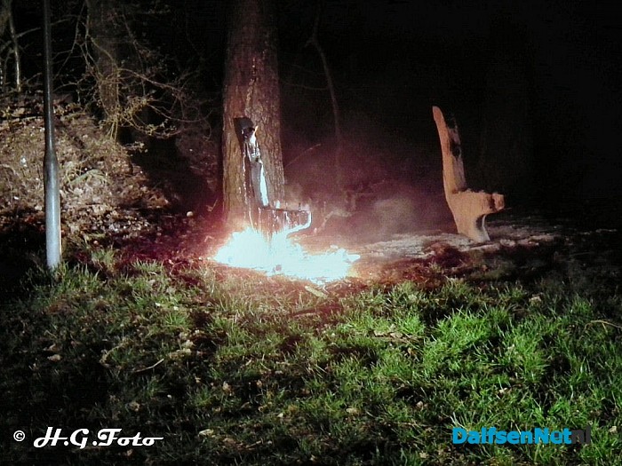 Bankje in de brand aan de Frankenweg. - Foto: H.G. Foto