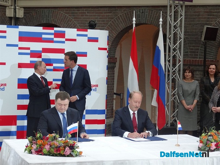 Geboren Dalfsenaar zet handtekening overeenkomst Rusland - Foto: Willy
