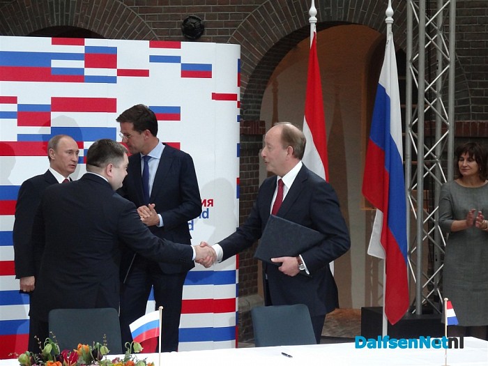Geboren Dalfsenaar zet handtekening overeenkomst Rusland - Foto: Willy