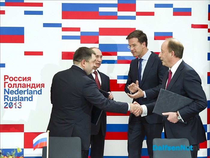 Geboren Dalfsenaar zet handtekening overeenkomst Rusland - Foto: Willy