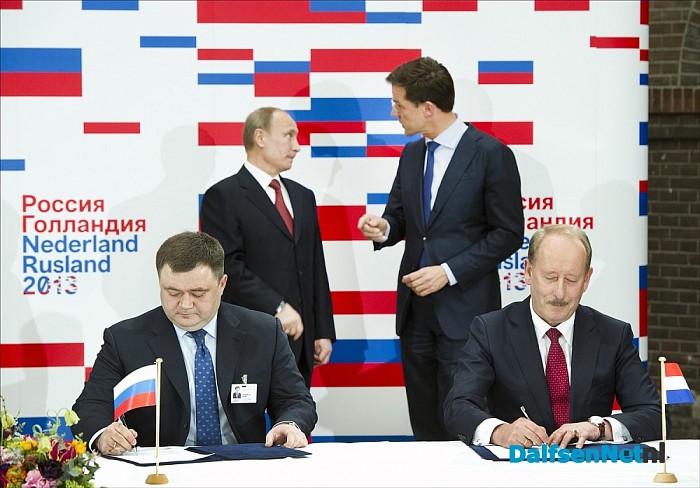Geboren Dalfsenaar zet handtekening overeenkomst Rusland - Foto: Willy