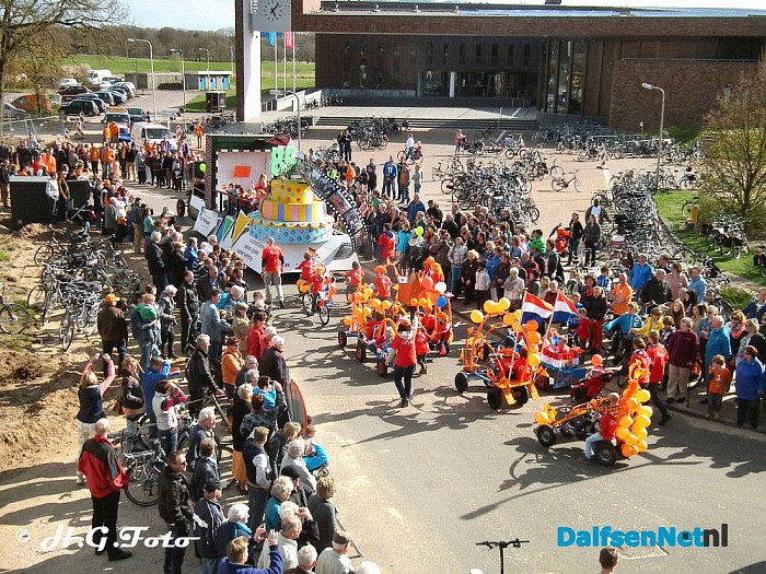 Oranje optocht Dalfsen. - Foto: H.G. Foto