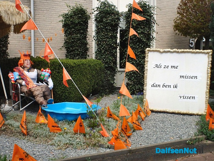 Kijkje bij de prijswinnaar van de straatversiering. - Foto: H.G. Foto