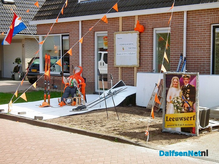 Kijkje bij de prijswinnaar van de straatversiering. - Foto: H.G. Foto