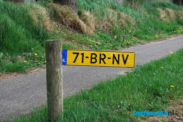 Gespot paaltje met kentekenplaat