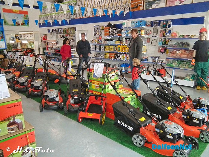 Opening nieuwe winkel Veerman tuingereedschap. - Foto: H.G. Foto