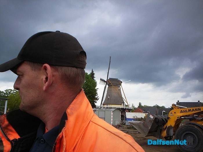 De straat gaat er uit.