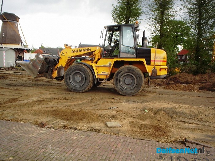 De straat gaat er uit.