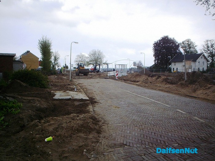 De straat gaat er uit.