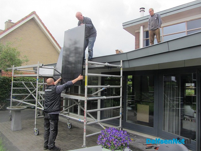 Eerste zonnepanelen door Nieuwleusen Synergie geplaatst