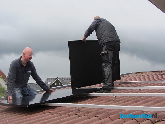 Eerste zonnepanelen door Nieuwleusen Synergie geplaatst