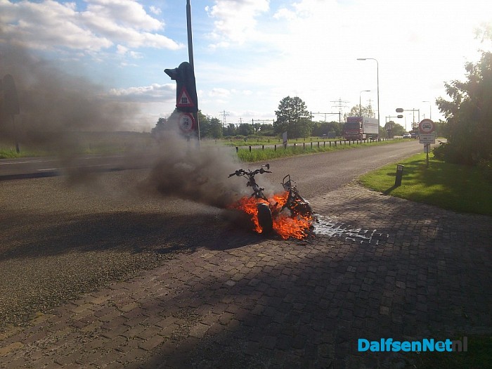 Brommer brandt uit langs Hessenweg - Foto: Robert Bril