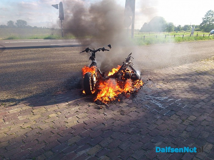 Brommer brandt uit langs Hessenweg - Foto: Robert Bril