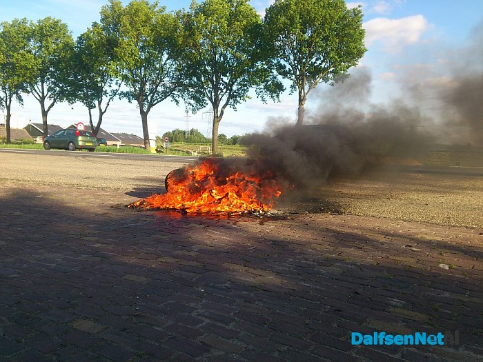Brommer brandt uit langs Hessenweg - Foto: Robert Bril