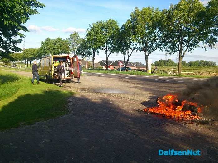Brommer brandt uit langs Hessenweg - Foto: Robert Bril