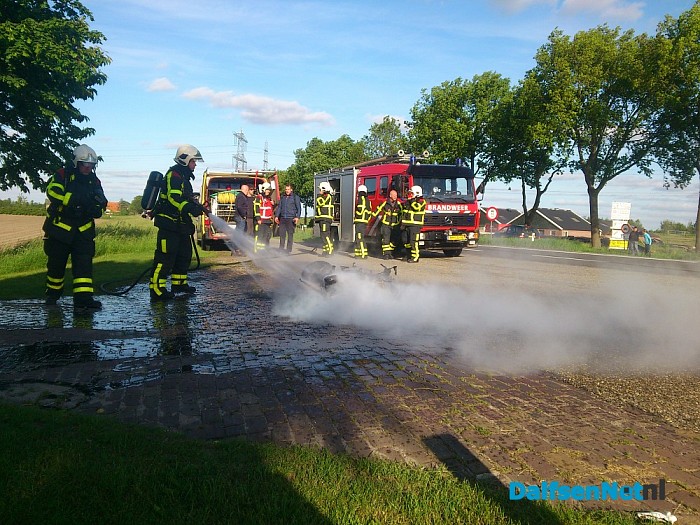 Brommer brandt uit langs Hessenweg - Foto: Robert Bril