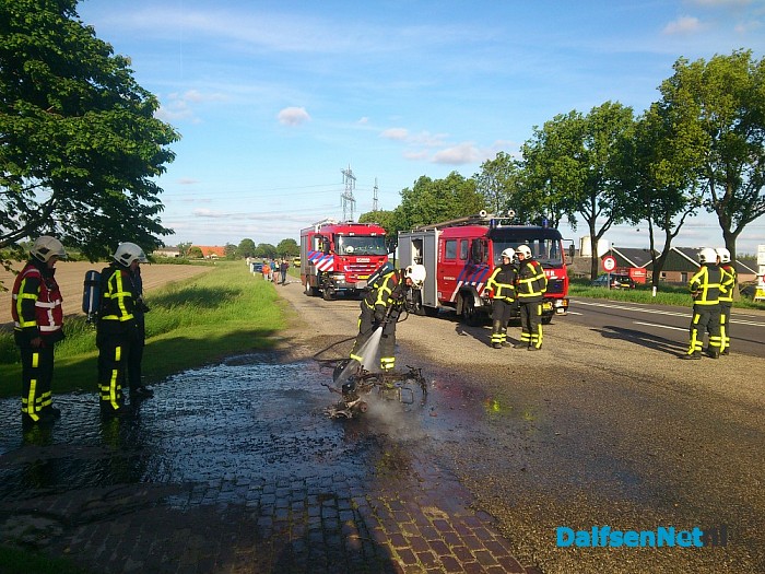 Brommer brandt uit langs Hessenweg - Foto: Robert Bril
