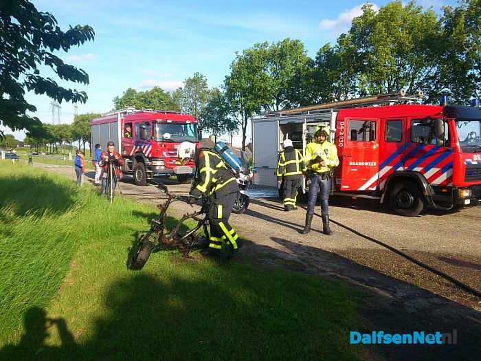 Brommer brandt uit langs Hessenweg - Foto: Robert Bril