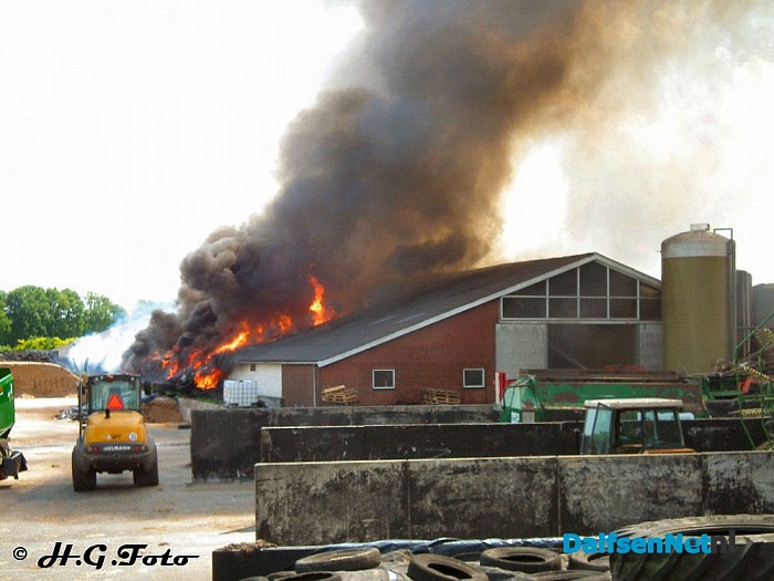 Stal in brand bij Oudleusen (Update) - Foto: H.G. Foto