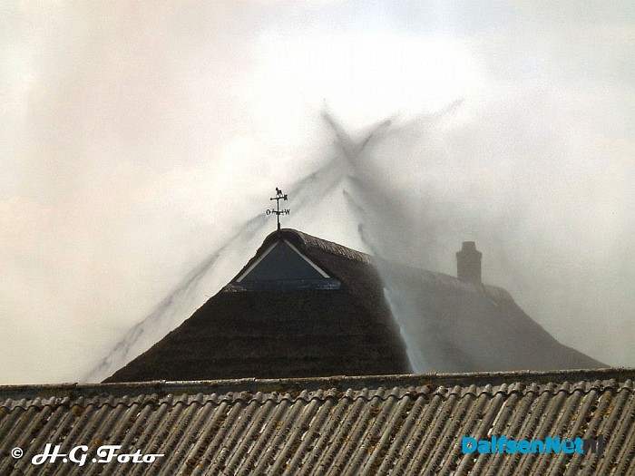 Stal in brand bij Oudleusen (Update) - Foto: H.G. Foto
