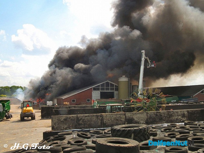 Stal in brand bij Oudleusen (Update) - Foto: H.G. Foto