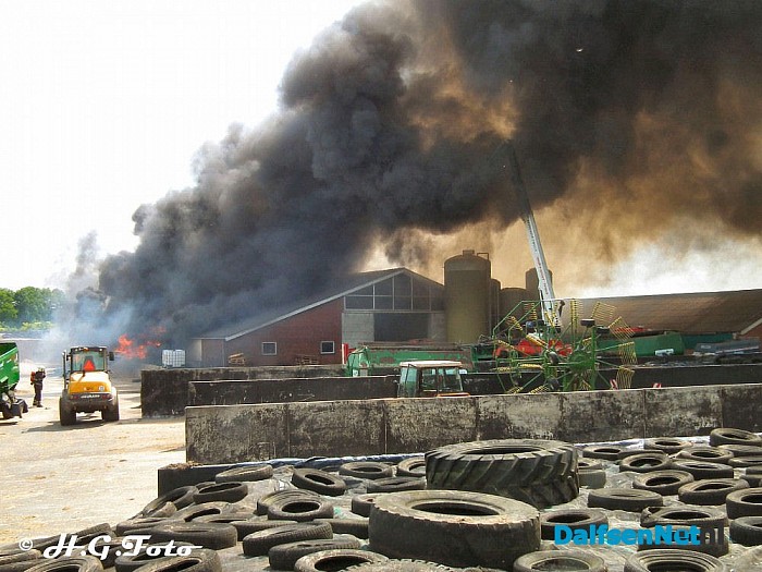 Stal in brand bij Oudleusen (Update) - Foto: H.G. Foto