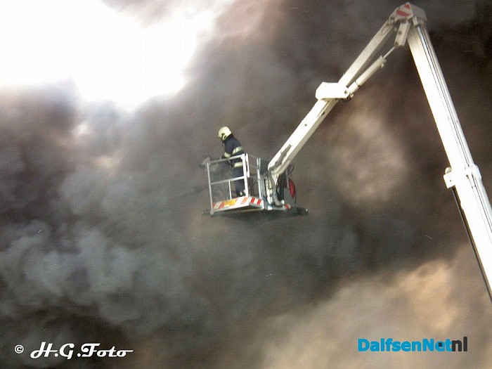 Stal in brand bij Oudleusen (Update) - Foto: H.G. Foto