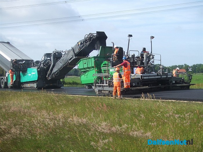 N 35 afgesloten, er wordt hard gewerkt aan een nieuwe asfaltlaag.