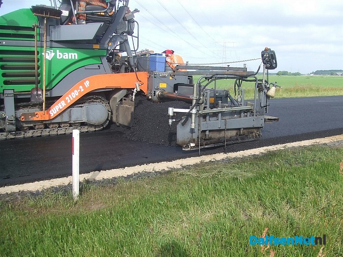 N 35 afgesloten, er wordt hard gewerkt aan een nieuwe asfaltlaag.