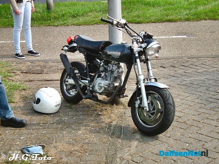 Aanrijding Auto / Bromfiets Westeinde . - Foto: H.G. Foto