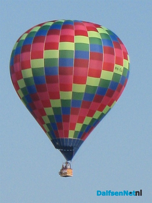 Een luchtballon opgelaten
