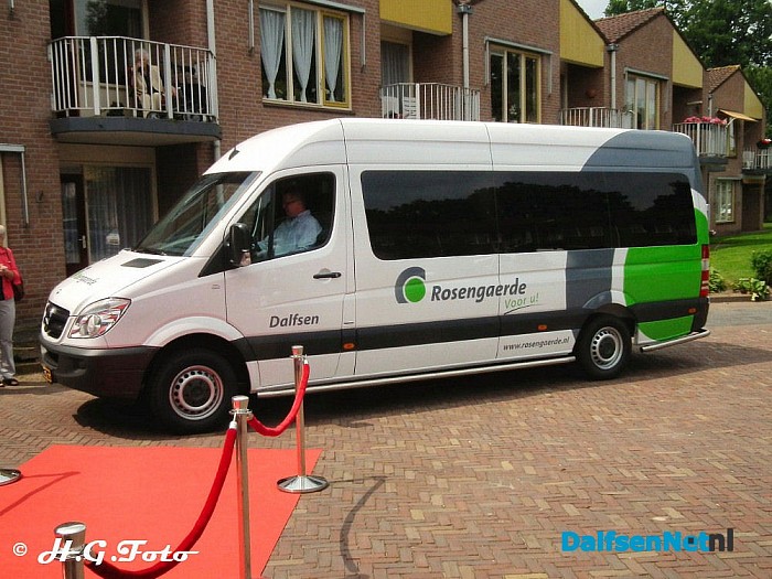 De nieuwe rolstoelbus voor Rosengaerde staat er ! - Foto: H.G. Foto